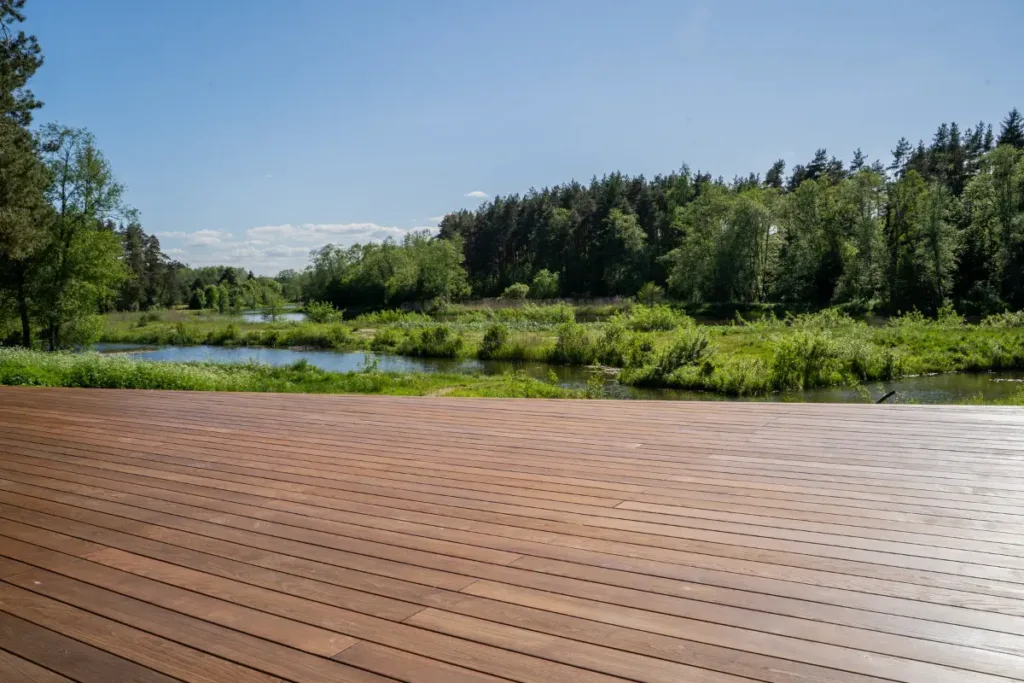 Kokią medieną rinktis terasai? Patarimai ilgaamžei ir estetiškai terasai