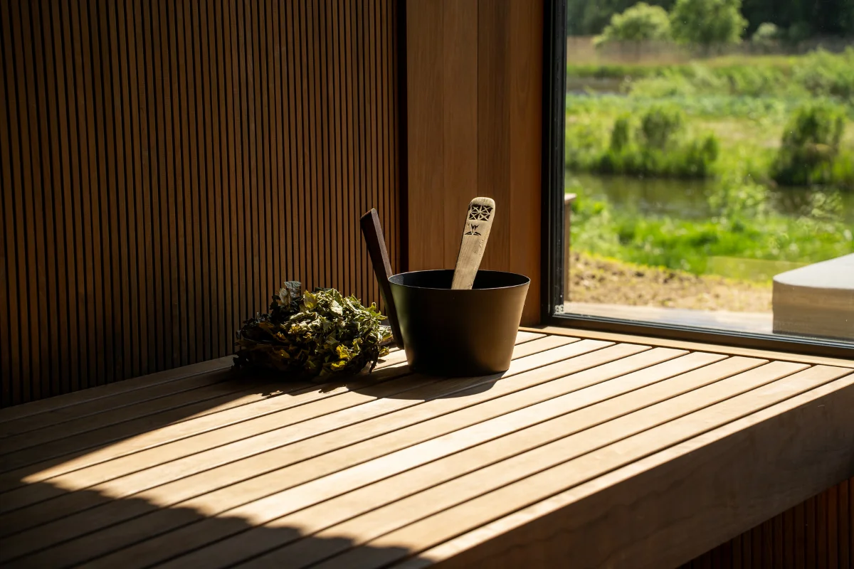 Termo medienos pirties dailylentės interjere su natūralia medžio tekstūra