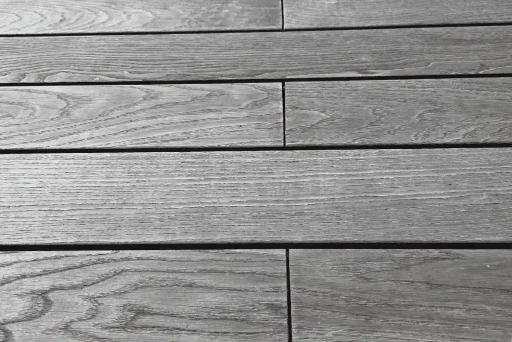 Terasos renovacija: kada užtenka atnaujinti lentas, o kada reikia keisti karkasą?